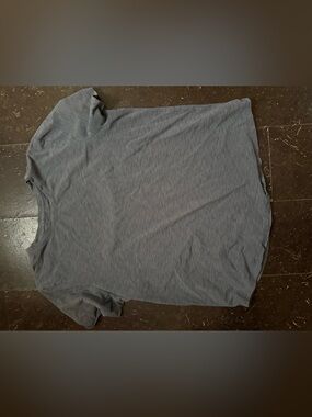 lululemon shirt unsized (prob m/l)